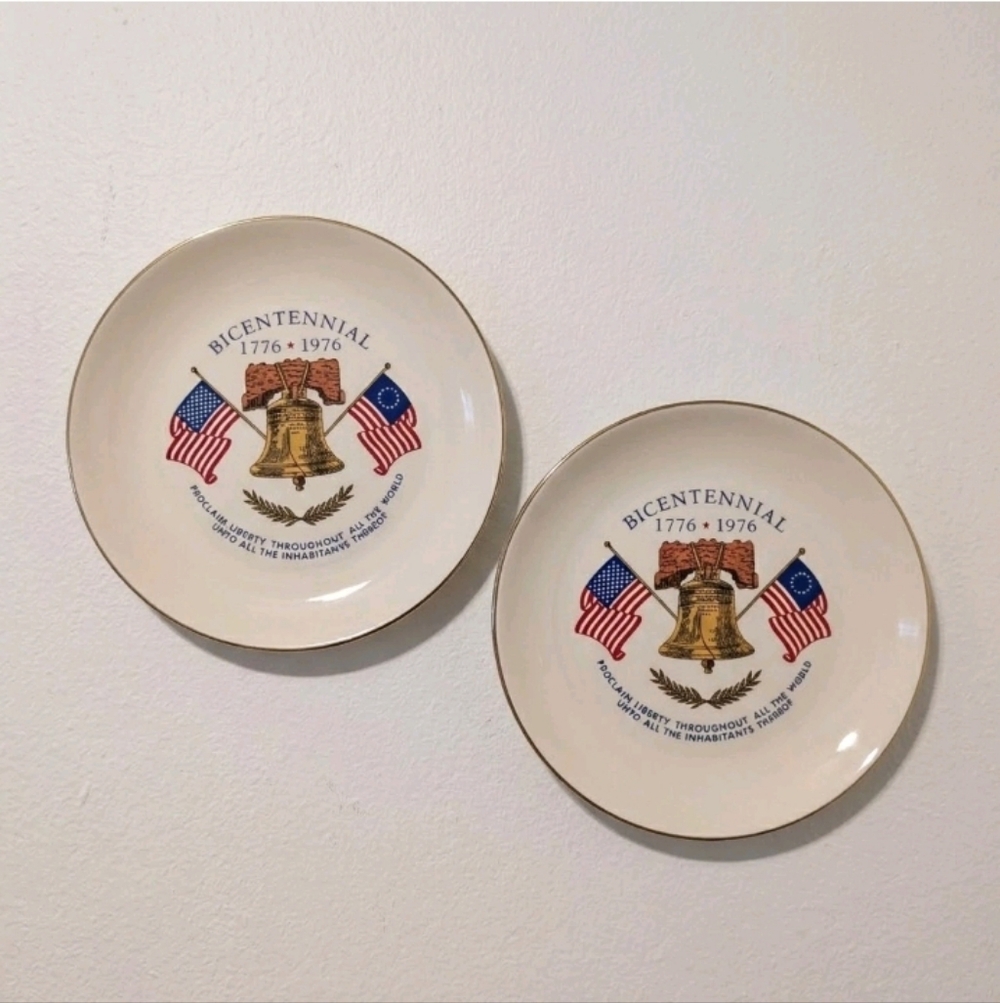 Vintage 1776-1976 Bicentennial Plates PAIR Liberty Bell Patriotic US Flag 10"